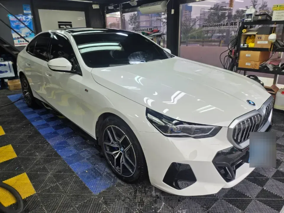 BMW i5 프론트 범퍼 오른쪽 손상 정확하게 복원